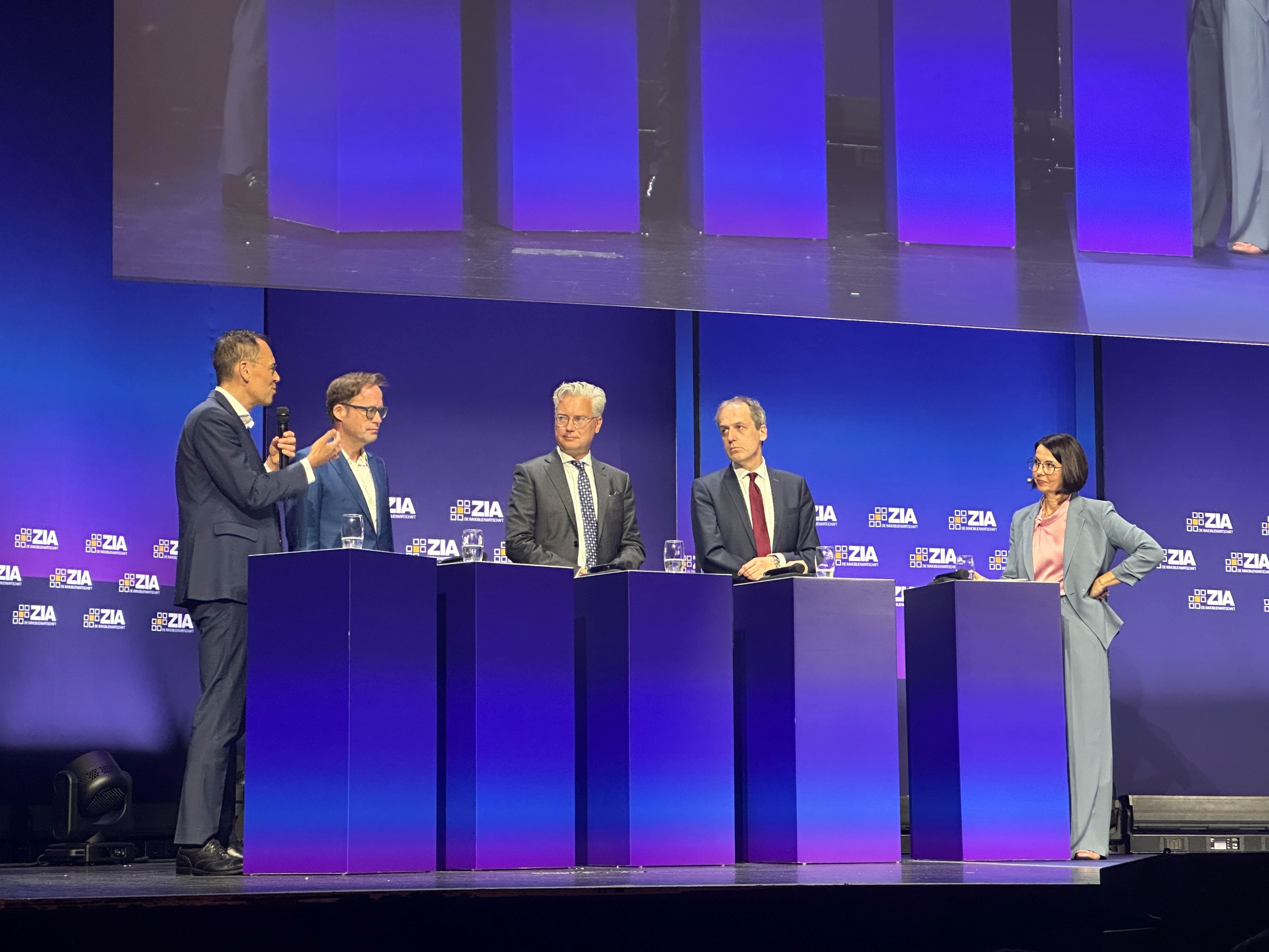 Beim Tag der Immobilienwirtschaft 2026 diskutierten Dr. Thomas Kallenbrunnen, Jan-Hendrik Goldbeck, Dr. Alexander von Erdély und Dr. Alexander Götz unter der Moderation von Martina Williams über Immobilien als strategische Infrastruktur | BERLINboxx